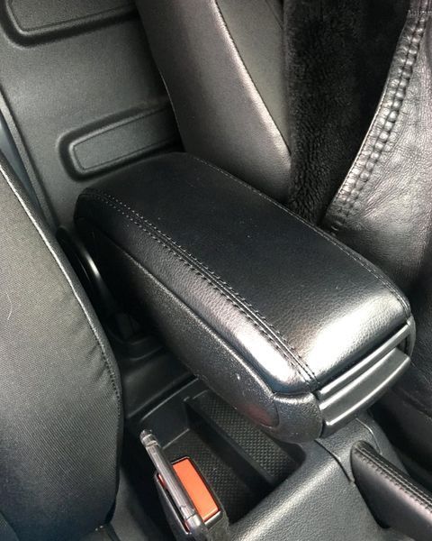 Подлокотник в подстаканник для Volkswagen Caddy 2015-2020, черный PLK-63140 фото