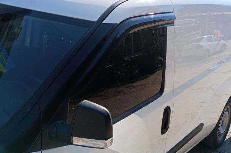 Вітровики для Hyundai H350 (2 шт) DOK-125865 фото